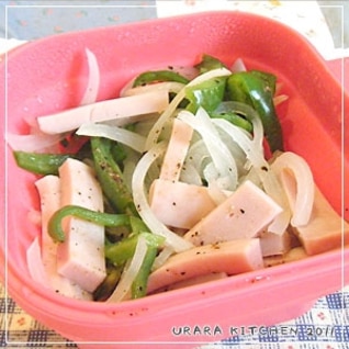 レンジで魚肉ソーセージとピーマンの塩炒め